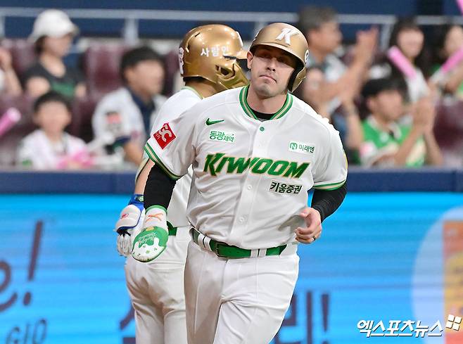17일 오후 서울 구로구 고척스카이돔에서 열린 '2025 신한 SOL Bank KBO리그' KT 위즈와 키움 히어로즈의 경기, 4회말 2사 1,3루 키움 카디네스가 KT 패트릭의 폭투를 틈타 득점에 성공하고 있다. 엑스포츠뉴스 DB
