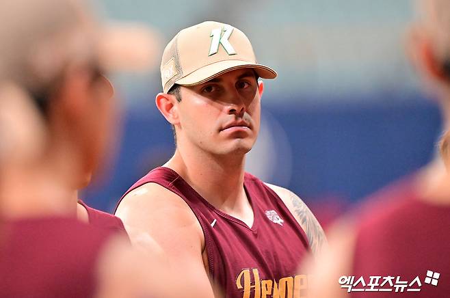 22일 오후 서울 구로구 고척스카이돔에서 열리는 '2025 신한 SOL Bank KBO리그' 롯데 자이언츠와 키움 히어로즈의 경기, 키움 카디네스가 미팅을 갖고 있다. 엑스포츠뉴스 DB