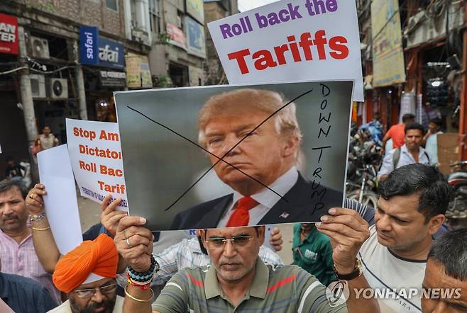 미국 50% 관세 적용에 반대하는 인도인들 [EPA 연합뉴스 자료사진. 재판매 및 DB 금지]