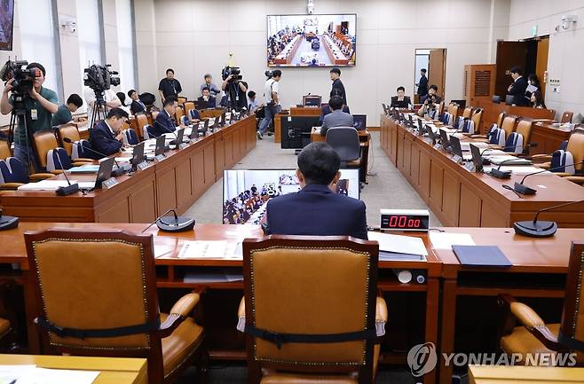 지연되는 인사청문회 (서울=연합뉴스) 황광모 기자 = 2일 국회 정무위원회에서 열린 이억원 금융위원장 후보자에 대한 인사청문회가 열리지 못한 가운데 이 후보자가 자리에 앉아있다. 2025.9.2 hkmpooh@yna.co.kr
