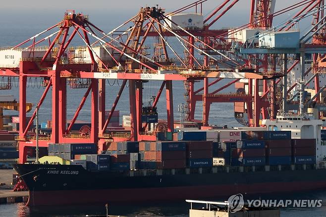 대만 지룽항의 수출용 화물선 [EPA 연합뉴스 자료사진]