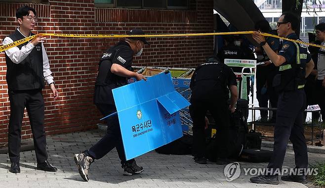 총상 입고 숨진 육군 대위…현장 조사 (대구=연합뉴스) 윤관식 기자 = 2일 대구 수성구 수성못 인근에서 현역 육군 대위가 총상을 입고 사망한 채 발견된 가운데 사건 현장에서 육군수사단, 경찰 과학수사대 등이 현장조사를 벌이고 있다. 2025.9.2 psik@yna.co.kr