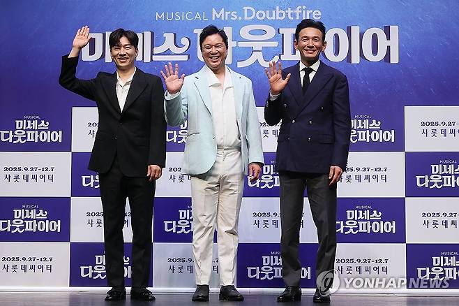 '다웃파이어' 역의 세 배우 (서울=연합뉴스) 류효림 기자 = 배우 정상훈, 정성화, 황정민이 2일 서울 서대문구 이화여자대학교 삼성홀에서 열린 뮤지컬 '미세스 다웃파이어' 제작발표회에서 포즈를 취하고 있다. 2025.9.2 ryousanta@yna.co.kr