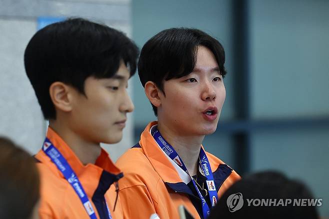 배드민턴 김원호-서승재, 세계선수권 금메달 소감 (영종도=연합뉴스) 서대연 기자 = 프랑스 파리에서 열린 2025 세계개인선수권대회 남자복식에서 금메달을 수확한 김원호(왼쪽)와 서승재가 2일 인천국제공항 제1여객터미널로 귀국해 소감을 밝히고 있다.
    김원호와 서승재는 지난 1월 7년 만에 다시 복식 조로 호흡을 맞추기 시작해 7개월 만에 세계랭킹 1위를 달성, 말레이시아오픈, 전영오픈, 인도네시아오픈 3개의 슈퍼 1000시리즈에 이어 이번 대회에서도 우승하며 4개 메이저 대회를 석권했다. 2025.9.2 dwise@yna.co.kr