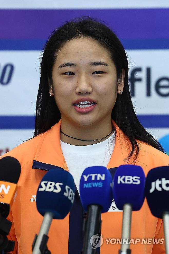 인터뷰하는 안세영 (영종도=연합뉴스) 서대연 기자 = 프랑스 파리에서 열린 2025 세계개인선수권대회를 마친 배드민턴 대표팀 안세영이 2일 인천국제공항 제1여객터미널을 통해 귀국하며 취재진에 소감을 밝히고 있다.
    안세영은 이번 대회 여자단식 4강전에서 '천적'으로 꼽히는 중국의 천위페이(4위)에게 0-2(15-21 17-21)로 패하며 동메달을 얻었다. 2025.9.2 dwise@yna.co.kr