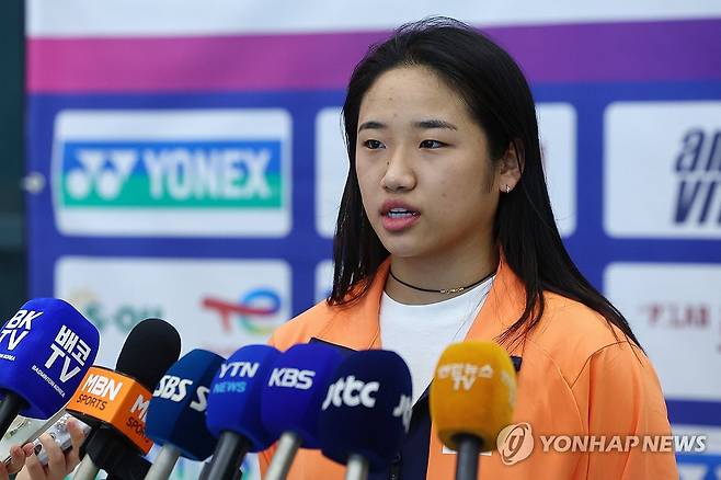 동메달로 세계선수권 마친 안세영 (영종도=연합뉴스) 서대연 기자 = 프랑스 파리에서 열린 2025 세계개인선수권대회를 마친 배드민턴 대표팀 안세영이 2일 인천국제공항 제1여객터미널을 통해 귀국하며 취재진에 소감을 밝히고 있다.
    안세영은 이번 대회 여자단식 4강전에서 '천적'으로 꼽히는 중국의 천위페이(4위)에게 0-2(15-21 17-21)로 패하며 동메달을 얻었다. 2025.9.2 dwise@yna.co.kr
