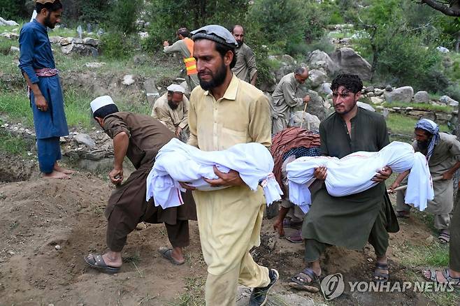 지진 피해 사망자 시신 옮기는 아프간인들 [AFP 연합뉴스. 재판매 및 DB 금지]