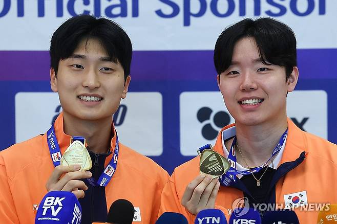 금메달 합작해낸 김원호-서승재 (영종도=연합뉴스) 서대연 기자 = 프랑스 파리에서 열린 2025 세계개인선수권대회 남자복식에서 금메달을 수확한 김원호(왼쪽)와 서승재가 2일 인천국제공항 제1여객터미널로 귀국해 메달을 들어 보이고 있다.
    김원호와 서승재는 지난 1월 7년 만에 다시 복식 조로 호흡을 맞추기 시작해 7개월 만에 세계랭킹 1위를 달성, 말레이시아오픈, 전영오픈, 인도네시아오픈 3개의 슈퍼 1000 시리즈에 이어 이번 대회에서도 우승하며 4개 메이저 대회를 석권했다. 2025.9.2 dwise@yna.co.kr
