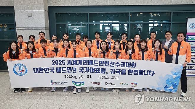 세계선수권 마치고 귀국한 배드민턴 대표팀 (영종도=연합뉴스) 서대연 기자 = 프랑스 파리에서 열린 2025 세계개인선수권대회를 마친 배드민턴 대표팀 선수들이 2일 인천국제공항 제1여객터미널을 통해 귀국한 뒤 기념사진을 찍고 있다.
    이번 대회에서 우리 대표팀은 남자복식에서 김원호-서승재가 금메달을, 여자 단식에서 안세영이 동메달을 따냈다. 2025.9.2 dwise@yna.co.kr