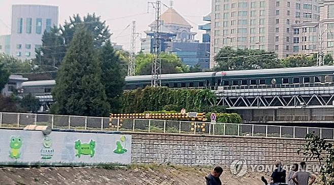 베이징역 인근 지나는 김정은 탑승 추정 전용열차 (베이징=연합뉴스) 정성조 특파원 = 2일 중국 베이징역 인근에 김정은 북한 국무위원장이 탑승한 것으로 추정되는 전용 열차가 지나가고 있다. 전날 평양에서 출발한 김 위원장은 이날 새벽 국경을 통과한 것으로 알려졌다. 2025.9.2 xing@yna.co.kr