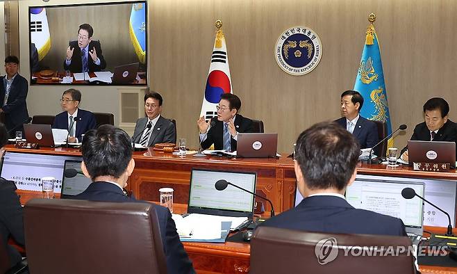 국무회의 주재하는 이재명 대통령 (서울=연합뉴스) 한상균 기자 = 이재명 대통령이 2일 용산 대통령실에서 국무회의를 주재하고 있다. 2025.9.2 xyz@yna.co.kr