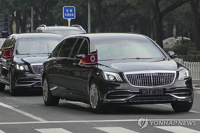 '김정은 방중' 북 인공기 단 차량 행렬 (베이징 교도=연합뉴스) 김정은 북한 국무위원장이 중국 전승절 열병식 참석차 중국 베이징에 도착한 것으로 알려진 가운데 2일 인공기를 단 차량 행렬이 베이징 시내를 지나고 있다. 2025.9.2 photo@yna.co.kr