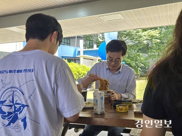 3일 오전 성남시 가천대학교에서 김동연 경기도지사가 천원매점에서 판매하는 물품으로 학생들과 점심식사를 하고 있다. 2025.9.3 /김태강기자 think@kyeongin.com