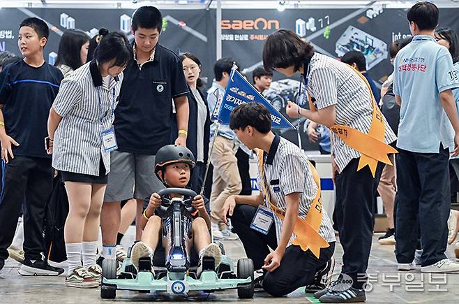 2일 오전 고양시 킨텍스 제2전시장에서 열린 '2025 경기교육청 직업계고 취창업박람회'를 찾은 학생들이 다양한 종류의 직업 및 학과 체험을 하고 있다. 임채운기자