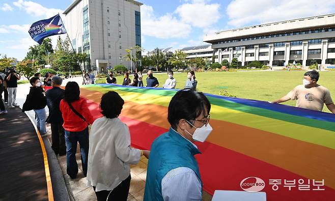 지난 2022년 9월 19일 인천시 남동구 인천시청에서 인천퀴어문화축제 조직위원회 관계자들이 제5회 인천퀴어문화축제 개최 기자회견을마치고 무지개 깃발 퍼포먼스를 하고 있다.정선식기자