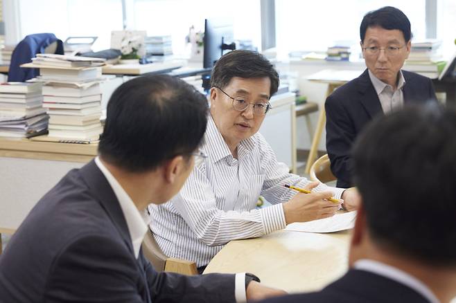 김동연 경기도지사가 13일 오후 경기도청 집무실에서 '근로감독권 실행 전략 점검회의'를 주재하고 있다. 사진=경기도청