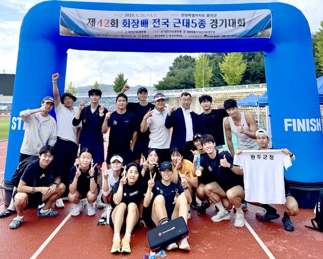 제42회 회장배 전국 근대5종 경기대회에 출전한 전북 선수들이 기념촬영을 하고 있다./사진제공=전북근대5종연맹