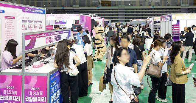2025 울산 여성일자리박람회가 열린 3일 울산 남구 문수체육관이 현장 상담 및 채용 면접을 진행하는 여성 구직자들로 북적이고 있다. 최지원 기자