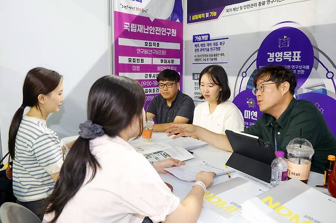 2025 울산 여성일자리박람회가 열린 3일 울산 남구 문수체육관에서 여성 구직자들이 현장 상담 및 채용 면접을 진행하고 있다. 최지원 기자