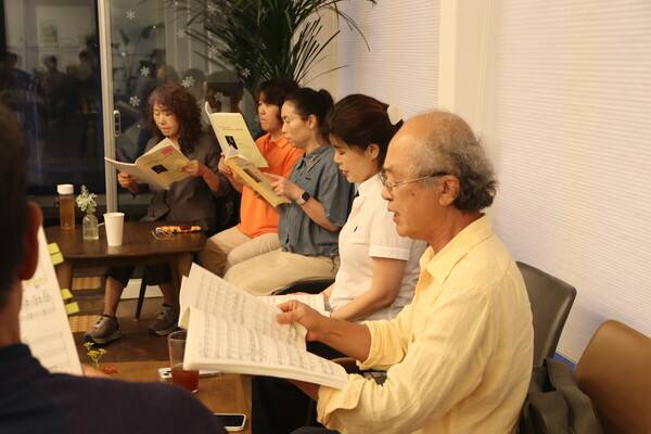 지난달 27일 오후 7시 산청 마당극 마을 큰들 연습실에서 '베토벤 교향곡 9번 합창'이 이뤄지는 모습. /주성희 기자