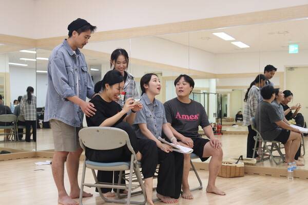 거제 극단 예도는 지난달 18일부터 뮤지컬 〈거제도〉 집중 연습에 들어갔다. 작품 중 한 장면. /주성희 기자&nbsp;