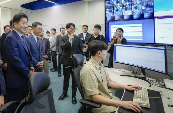 오영훈 제주특별자치도지사(앞줄 왼쪽에서 첫 번째)와 정연인 두산에너빌리티 부회장(앞줄 왼쪽에서 두번째) 등 행사 참석 주요 인사들이 3일 두산윈드파워센터 내부를 둘러보고 있다. /두산에너빌리티