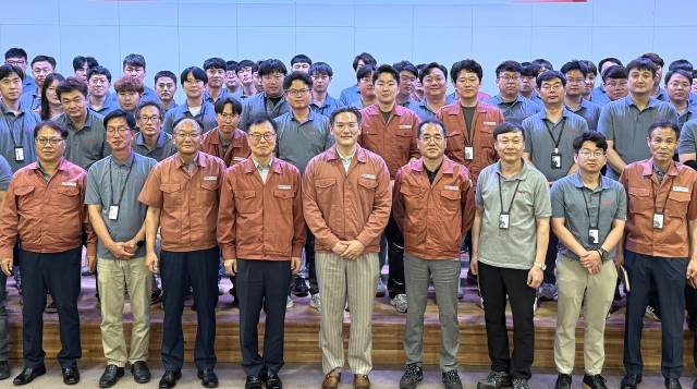 창립 80주년을 맞은 농업분야 선도기업 아세아텍 김은수 대표이사(맨앞줄 왼쪽에서 다섯번째)와 임직원들