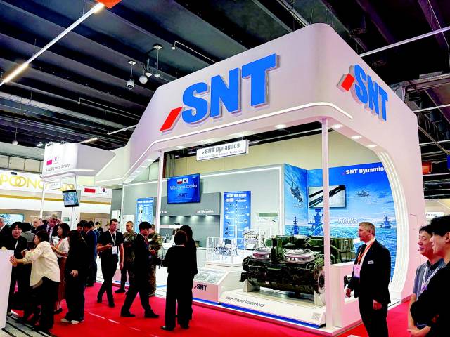 폴란드 국제 방위산업 전시회(MSPO 2025)에 참가한 한화오션(왼쪽부터), 현대위아, SNT 전시장 전경./한화오션·현대위아·SNT/
