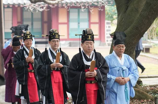 고·양·부&nbsp;삼성사 재단이 삼성혈에서 삼성사에서 건시대제를 봉행한 가운데 오영훈 제주도지사가 초헌관을 맡은 모습.