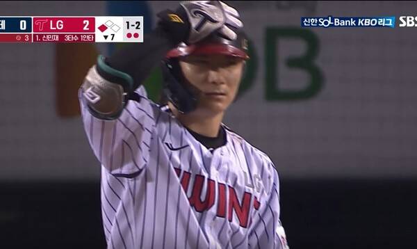 9월 2일 잠실 롯데전에서 헬멧을 고쳐쓰는 신민재의 모습. (사진=티빙 중계 갈무리)