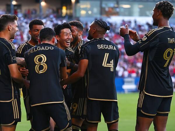 손흥민이 새로운 팀 동료들과 함께 기뻐하고 있다. (사진= LAFC SNS)