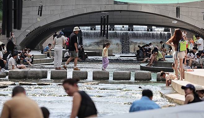 서울 청계천은 복개하천에서 생태하천으로 복원된 대표적 사례다. 2025년 8월 24일 청계천에서 시민들이 여전히 이어지는 더위를 식히고 있다. 뉴시스