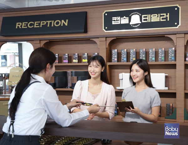 동서식품이 9월 4일부터 11월 2일까지 서울 종로구 북촌에서 플래그십 스토어 '카누 캡슐 테일러 in 북촌'을 운영한다. 모델이 리셉션에서 '캡슐 테일러링 노트'를 작성하고 있다.&nbsp;ⓒ동서식품