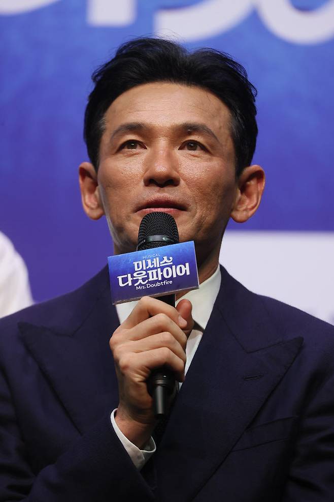 배우 황정민이 2일 서울 서대문구 이화여자대학교 삼성홀에서 열린 뮤지컬 ‘미세스 다웃파이어’ 제작발표회에서 취재진의 질문에 답변하고 있다. (사진=연합뉴스).