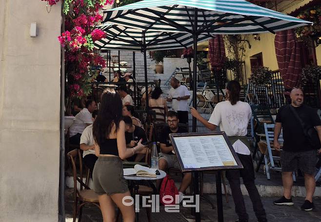 지난달 30일 그리스 아테네 플라카지구 식당가에서 청년층 직원들이 서빙을 하고 있다. (사진=정윤지 기자)