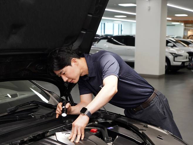 차량 검수 중인 702 코오롱 인증중고차 사업부 직원.