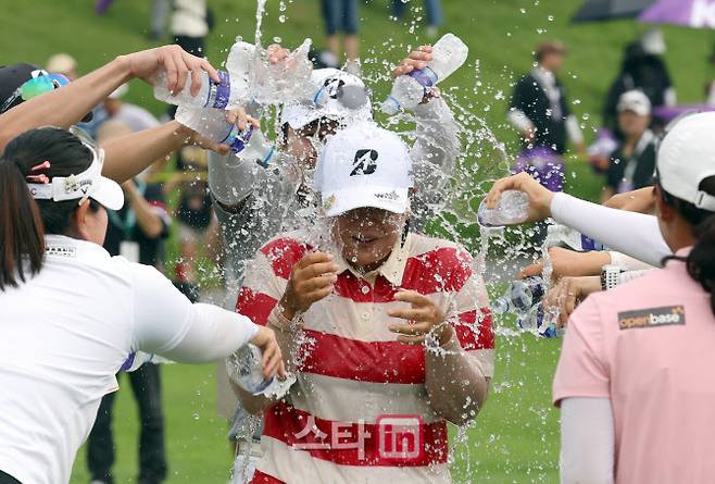 신다인이 2차 연장 끝에 우승하자 동료들이 나와 물을 뿌리며 축하하고 있다. (사진=이데일리 스타in 방인권 기자)