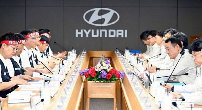 현대차 노사 대표가 지난 6월18일 울산공장에서 올해 임금 및 단체협약 상견례를 열고 있다. (사진=연합뉴스)
