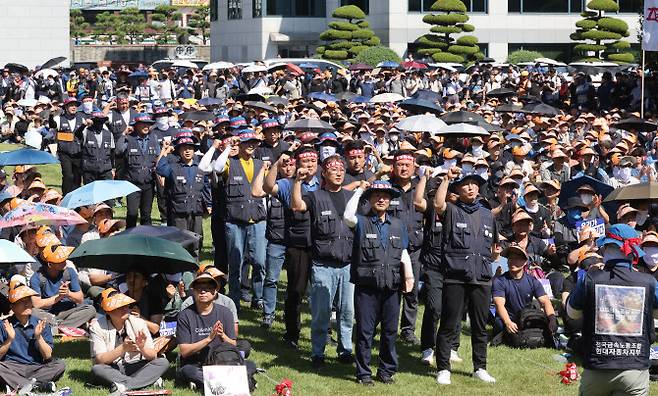 3일 울산시 북구 현대자동차 울산공장 본관 앞에서 현대차 노조의 총파업 결의대회가 열리고 있다. 이날 노조는 올해 임금 및 단체협약 교섭 난항으로 부분 파업에 들어갔다.(사진=연합뉴스 제공)