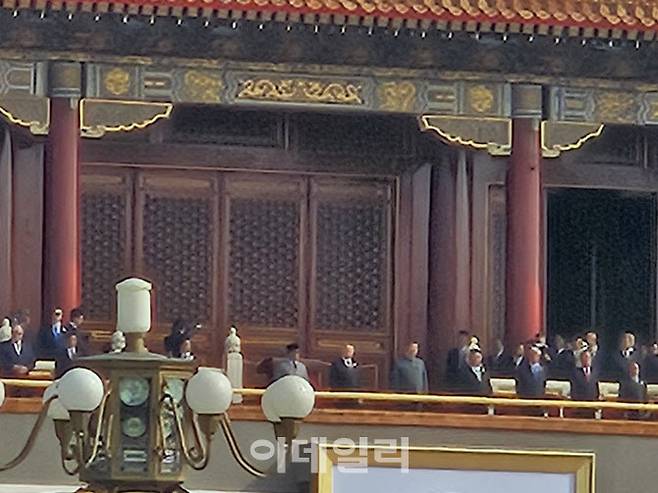 3일 오전 전승절 80주년 기념행사가 열린 중국 베이징 톈안먼 망루에 시진핑 중국 국가주석, 김정은 국무위원장, 블라디미르 푸틴 러시아 대통령 등이 참석해 있다. (영상=이데일리 이명철 특파원)