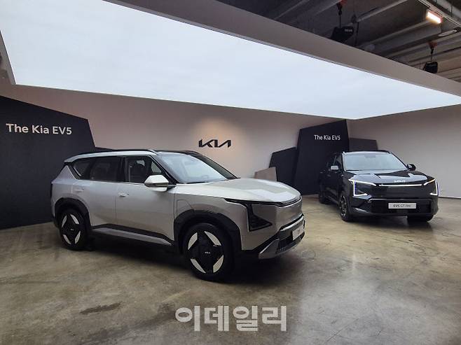 2일 프로젝트 스페이스 라인에 전시된 기아 EV5 기본 모델과 EV5 GT-라인. (사진=이윤화 기자)