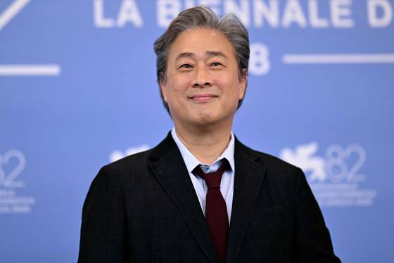 박찬욱 감독이 경쟁 부문에 초청 된 신작 영화 '어쩔수가없다'로 제82회 베니스국제영화제에 참석했다. 박찬욱 감독이 베니스의 부름을 받은 건 세 번째다. 〈사진=AFP·연합뉴스〉