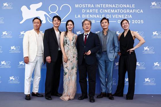 영화 '어쩔수가없다' 박찬욱 감독과 배우 이병헌 손예진 박희순 이성민 염혜란이 경쟁 부문 초청으로 제82회 베니스국제영화제에 참석했다. 〈사진=REUTERS·연합뉴스〉