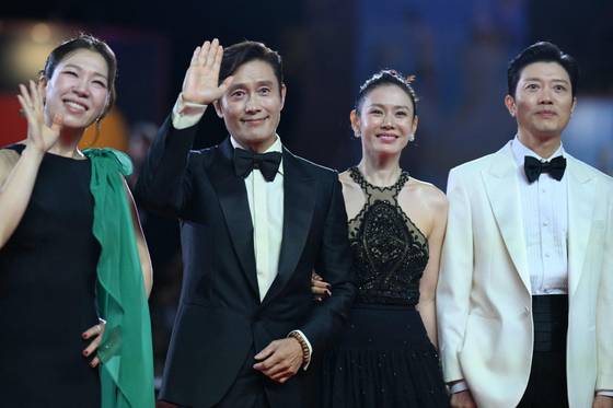 영화 '어쩔수가없다' 박찬욱 감독과 배우 이병헌 손예진 박희순 이성민 염혜란이 제82회 베니스국제영화제에 참석했다. 〈사진=AFP·연합뉴스〉