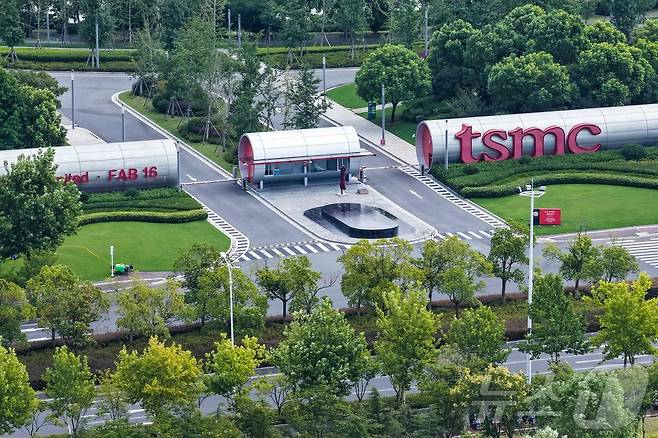 2025 년 8월 6일 촬영한 중국 동부 장쑤성 난징에 있는 대만 반도체 제조회사 TSMC 공장. 미국 상무부는 삼성전자, SK하이닉스에 이어 TSMC에 대해서도 올해 12월 31일부로 미국산 장비반입의 포괄적 허가 조치를 취소한다고 통보했다. 2025.09.02. ⓒ AFP=뉴스1 ⓒ News1 류정민 특파원