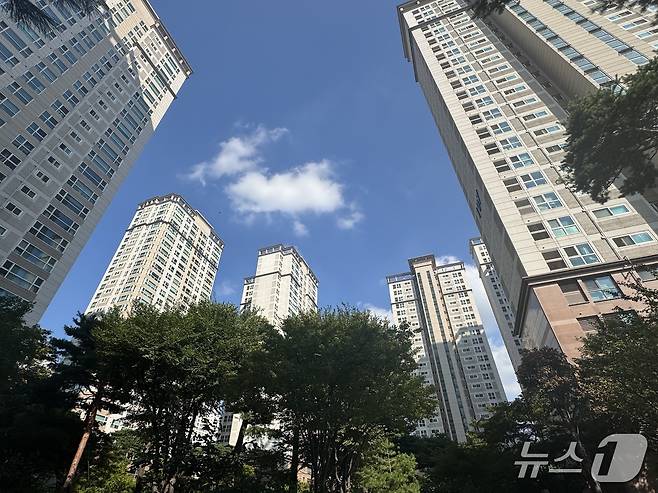 서울 서초구 '반포자이' 단지 내부. 지난해 11월 우즈베키스탄 국적 외국인이 반포자이 전용면적 244㎡를 74억 원에 구매해 화제가 됐다.  /뉴스1 ⓒ News1 윤주현 기자