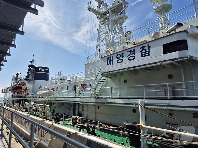 동해지방해양경찰청과 소방당국이 3일 오전 강원 강릉시 강동면 안인리 염전부두(안인화력발전부두) 인근에서 삼봉호(5001함·5000톤급 독도 경비함)를 이용해 긴급 급수 대민지원을 하고 있다. 이날 해경이 동해시에서 싣고 온 600톤의 물은 소방차를 이용해 강릉 홍제정수장으로 옮겨질 예정이다. 2025.9.3/뉴스1 ⓒ News1 윤왕근 기자