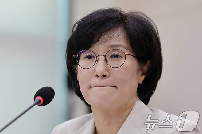 원민경 여성가족부 장관 후보자가 3일 오전 서울 여의도 국회 여성가족위원회에서 열린 인사청문회에서 의원 질의를 듣고 있다. 2025.9.3/뉴스1 ⓒ News1 신웅수 기자