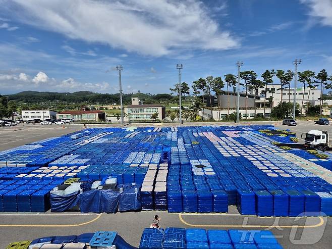극심한 가뭄으로 재난사태가 선포된 강원 강릉을 돕기위해 전국 각지에서 보내온 생수가 3일 강릉아레나 주차장에 가득 쌓여있다. 시는 이날 기준 2L 짜리 105만3774병, 500mL 93만8750병 등 총 199만병을 확보한 상태다. 확보된 생수는 읍·면·동 5개 권역으로 옮긴 뒤 전 시민에게 배부된다. 시민 1명당 받을 수 있는 생수는 1일 2L씩 총 6일 사용 가능한 12L다. 2025.9.3/뉴스1 ⓒ News1 윤왕근 기자