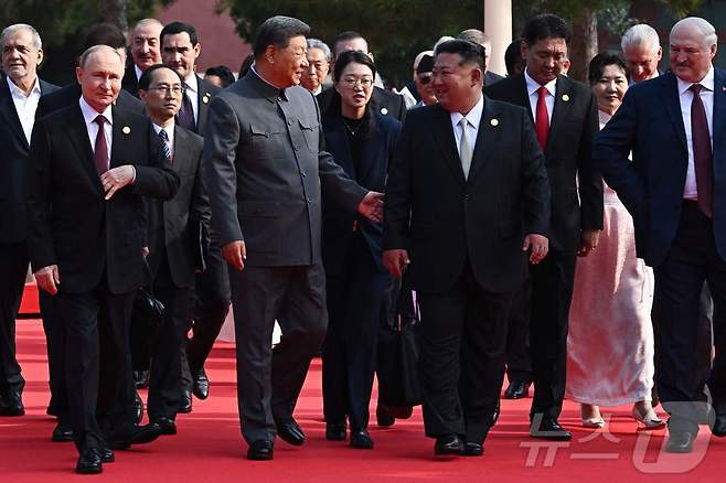 시진핑 중국 국가주석이 김정은 북한 노동당 총비서, 블라디미르 푸틴 러시아 대통령과 3일(현지시간) 중국 베이징 톈안먼 행사장에서 중국 전승절 80주년 기념 열병식으로 관람하기 위해 망루에 이동하고 있다. 2025.09.03 ⓒ AFP=뉴스1 ⓒ News1 최종일 선임기자